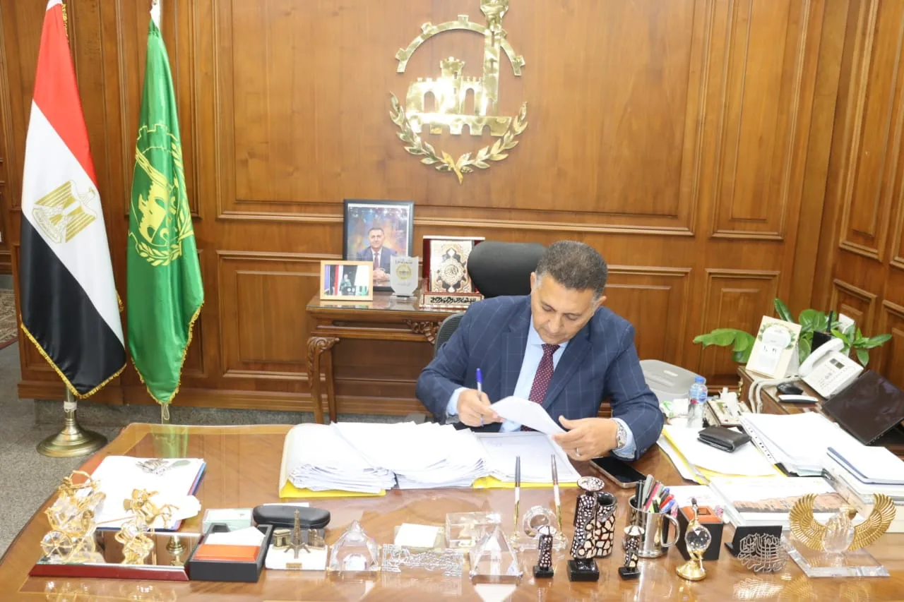 محافظ القليوبية يعتمد عقود ترسية مشروعات رصف ورفع كفاءة الطرق بعدد من مراكز ومدن المحافظة ضمن الخطة الاستثمارية 2026/2027