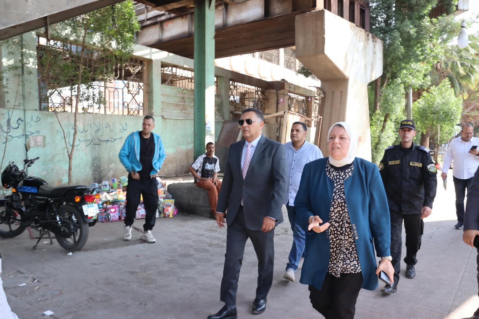 محافظ القليوبية من قلب المؤسسة بشبرا الخيمة: حلول حضارية للباعة الجائلين دون قطع أرزاقهم
