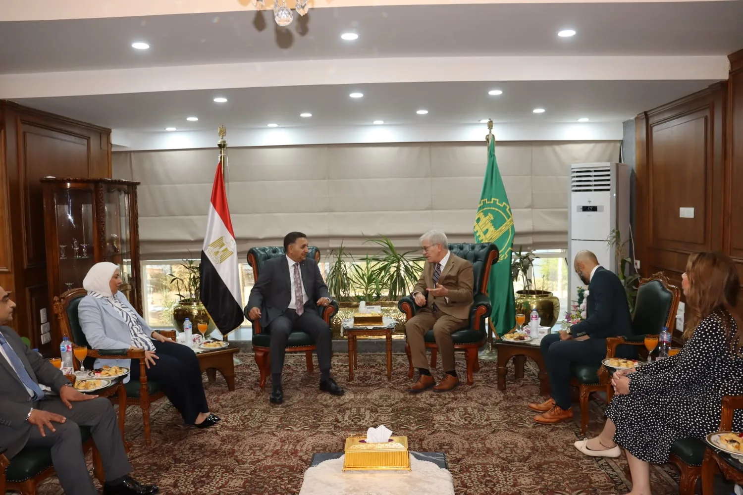 محافظ القليوبية يستقبل القائم بأعمال سفير الولايات المتحدة الأمريكية بمكتبه بديوان عام المحافظة محافظ القليوبية يستقبل القائم بأعمال سفير الولايات المتحدة الأمريكية بمكتبه بديوان عام المحافظة