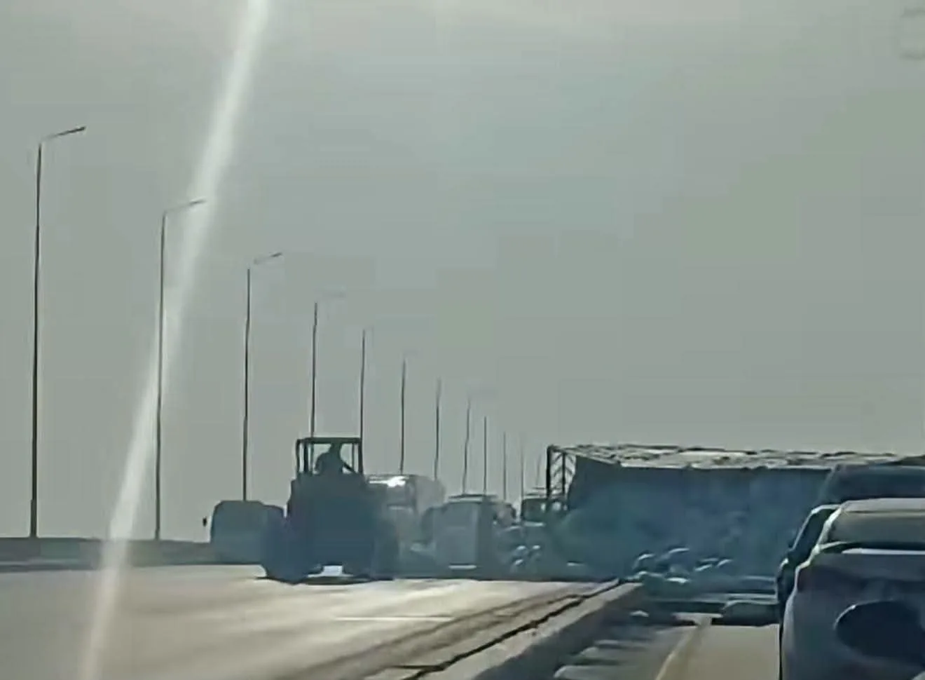 زحام مروري بطريق شبرا – بنها الحر بعد انقلاب سيارة نقل محملة بالدقيق زحام مروري بطريق شبرا – بنها الحر بعد انقلاب سيارة نقل محملة بالدقيق