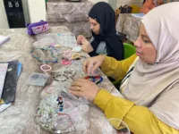 من الخرز إلى الإبداع.. طالبات «الشبان» الثانوية يكتشفن مواهبهن بالأشغال اليدوية