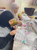 من الخرز إلى الإبداع.. طالبات «الشبان» الثانوية يكتشفن مواهبهن بالأشغال اليدوية