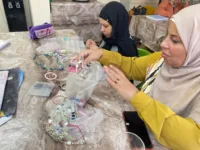 من الخرز إلى الإبداع.. طالبات «الشبان» الثانوية يكتشفن مواهبهن بالأشغال اليدوية