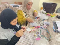 من الخرز إلى الإبداع.. طالبات «الشبان» الثانوية يكتشفن مواهبهن بالأشغال اليدوية