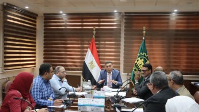بعد تسربات الصرف.. محافظ القليوبية يوجّه بدراسة نقل خطوط الطرد خارج مدرسة الرملة